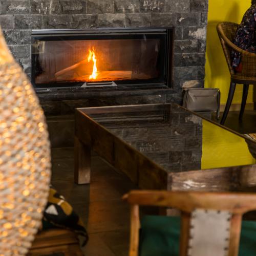 OQG RESTAURANT- PLAINE DES CAFRES - RÉUNION/ PETIT SALON & CHEMINÉE AU FEU DE BOIS